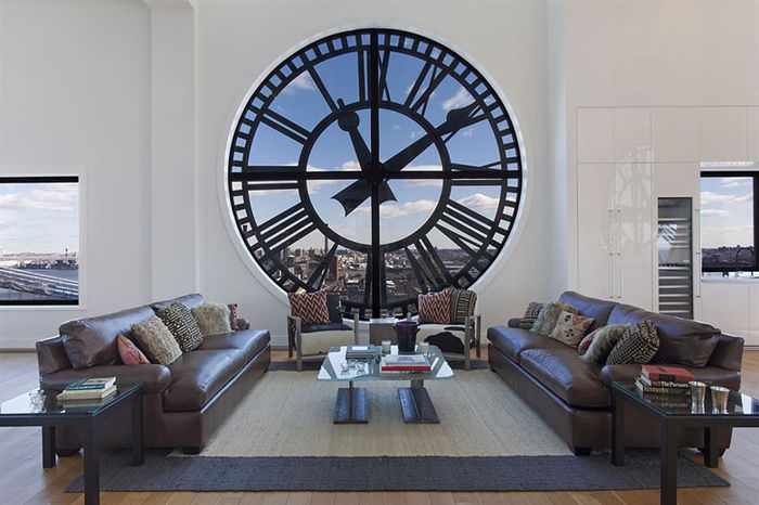 Pôvodné okno do obývačky v tvare hodín