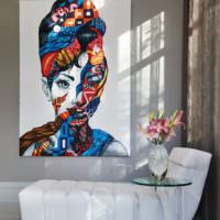 Obraz v štýle umeleckého dekoru nad kreslom v obývacej izbe