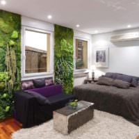 Živé rastliny na stene obyčajného bytu