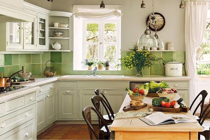 Grønt keramisk forkle i kjøkkenet i Provence -stil