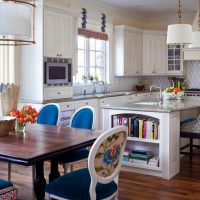 Kjøkkenstoler med blå trekk