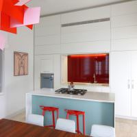 Hvitt kjøkken med røde aksenter