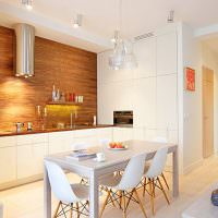 Hvitt spisebord i moderne kjøkken
