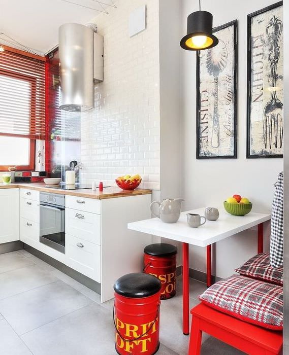 Rød farge i interiøret på moderne kjøkken