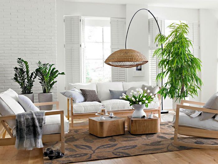 Biela obývačka so zelenými rastlinami
