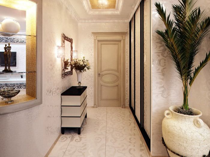 Design av en smal korridor med färska blommor
