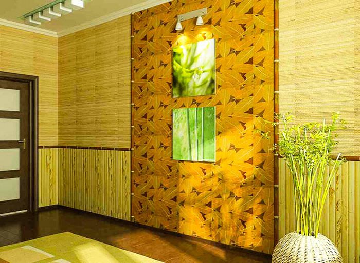 Zdobenie stien chodby bambusovou tapetou