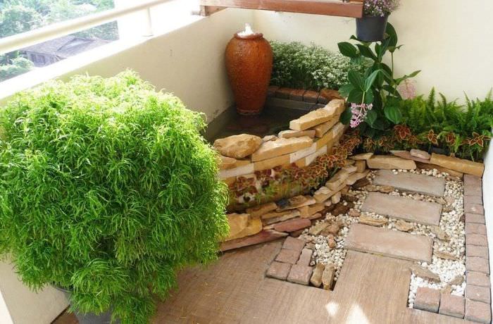 Dekorera balkongen i en studiolägenhet i stil med en japansk trädgård