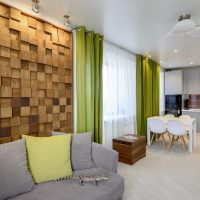 Drevené panely v interiéri obývačky s kuchyňou