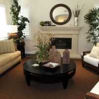 Hnedý koberec na poschodí v obývacej izbe s krbom
