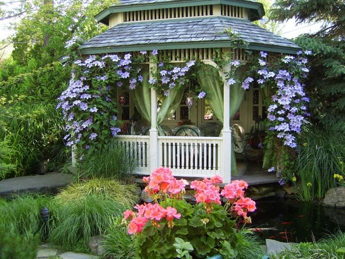 At lave et havepavillon med blomstrende planter