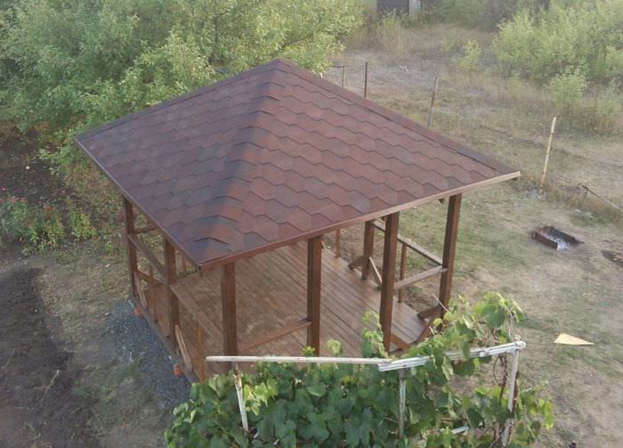 Jednoduchý dřevěný altán s měkkou střechou