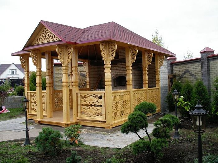 Krásný design dřevěného altánu v ruském stylu