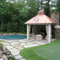 Venkovní bazén s altánem na venkově