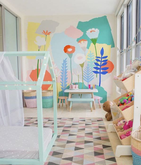 Ritningar av dina favoritblommor på väggen i barnrummet