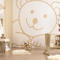 En enorm och snäll björn på väggen i barnrummet