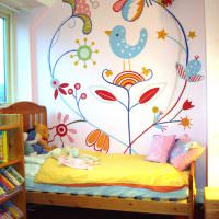 Måla väggen med akvareller över en barnsäng