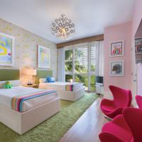 שטיח ירוק על רצפת חדר ילדים עם שתי מיטות