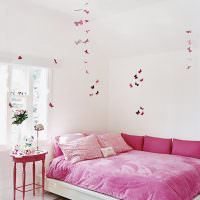Rosa fjärilar i ett vitt barnrum