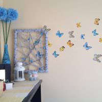 Vægdekoration med planteskoler med malede sommerfugle