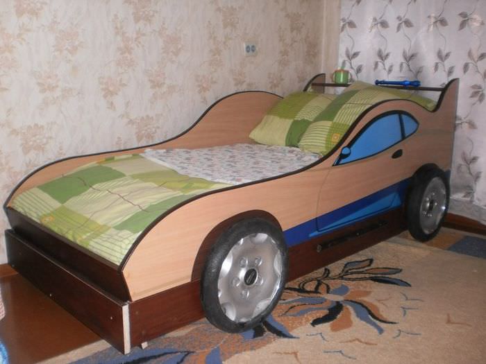 Hemmagjord spjälsäng i form av en bil