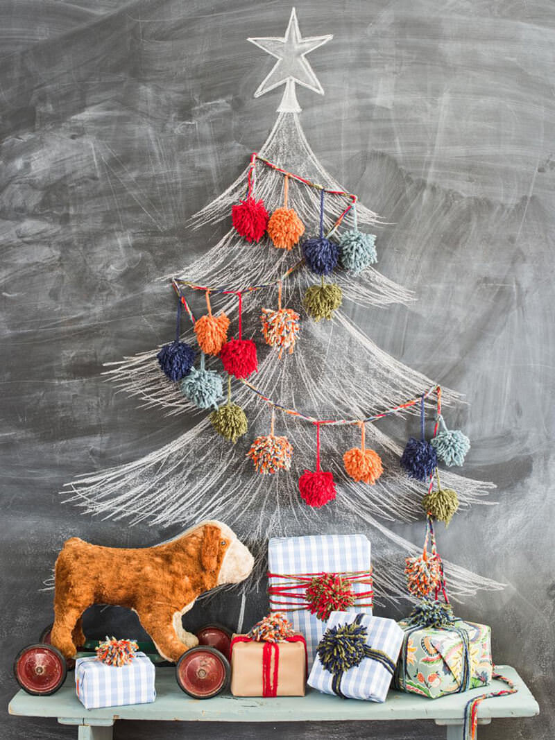 Dras julgran på väggen i barnrummet