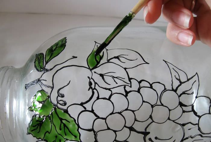 Att måla en teckning på en glasburk med egna händer