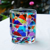 כוס זכוכית עם דוגמת זכוכית צבעונית
