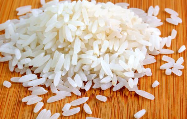Ha kevés rizst ad hozzá, megmentheti a hűtőszekrényt a felesleges gőztől.