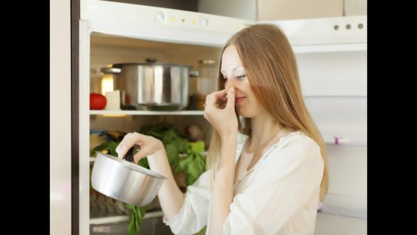 ריח לא נעים במקרר יכול לקלקל את האוכל המאוחסן בו.