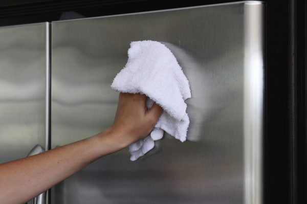 Nykyaikaisten suunnitteluratkaisujen yhteydessä monilla on kysymys: kuinka poistaa naarmut kotona teräksenvärisestä jääkaapista?