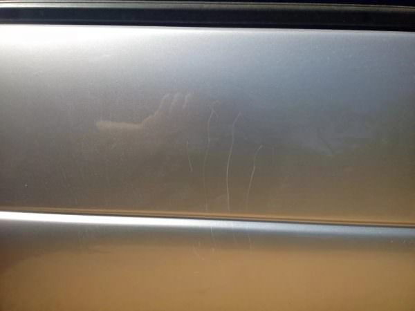 Oftest vises det riper på døren og sideflater i kjøleskapet.