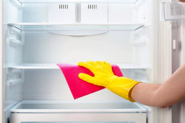Når du rengjør kjøleskapet, bør du også ta hensyn til kvaliteten og sammensetningen av vaskemidler og enheter.