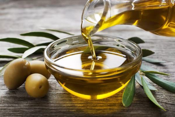 Na určité poškození může fungovat běžný olivový olej, slunečnicový nebo dětský olej.