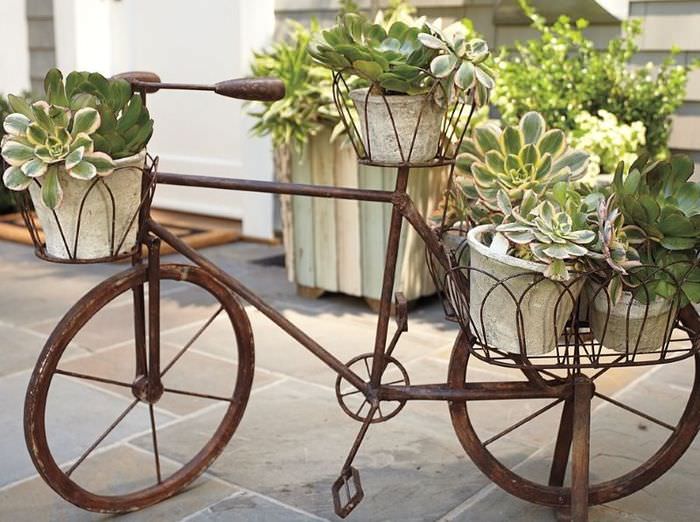 Kvetinový záhon zo starého bicykla