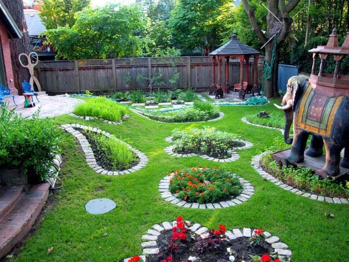 Διακόσμηση ενός μικρού κήπου με κρεβάτια από τούβλα