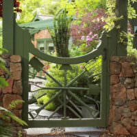 Dřevěná zahradní brána s kamennými pilíři