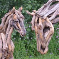 Sochy koní ze starých větví