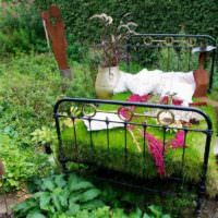 Stará postel ve výzdobě zahradního pozemku