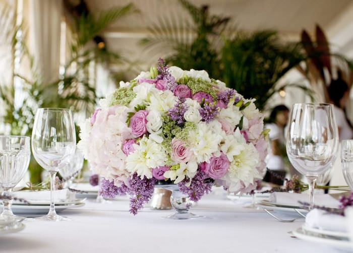 Kytica s umelými kvetmi na slávnostnom stole