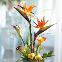 Sklenený pohár s umelými kvetmi