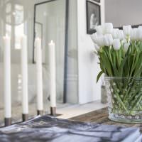 Biele tulipány v sklenenej váze