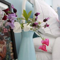 Váza s kvetmi na čele postele