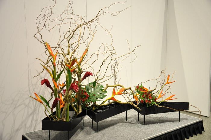 Aranžovanie umelých kvetov v japonskom štýle