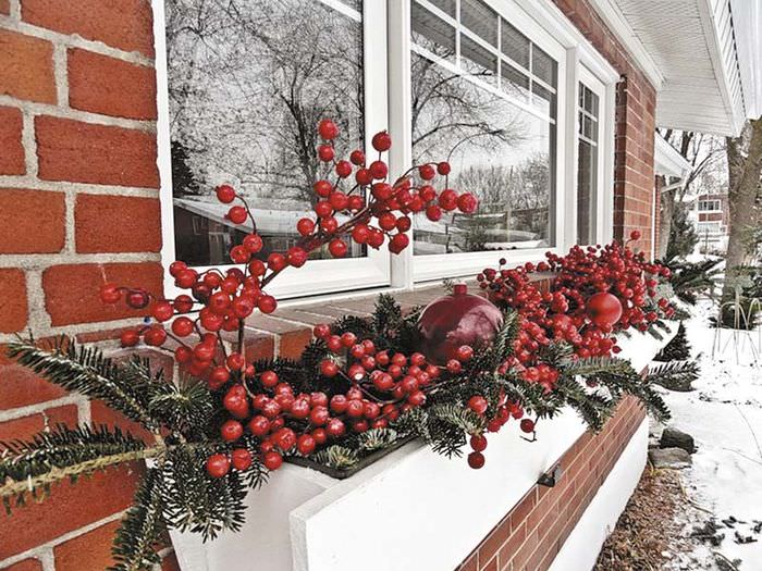 Decorarea ferestrelor pentru o casă privată pentru sărbătorile de Crăciun