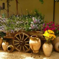 Vaze vechi și cărucior pentru flori