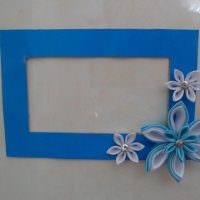 Kék karton keret polimer agyag virágokkal
