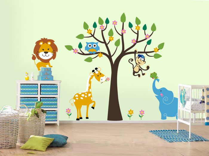 Träd och djur på väggen i barnrummet