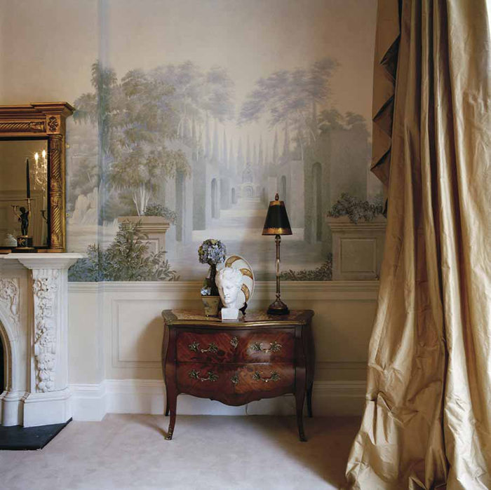 Interiér v klasickém stylu s nástěnnou malbou