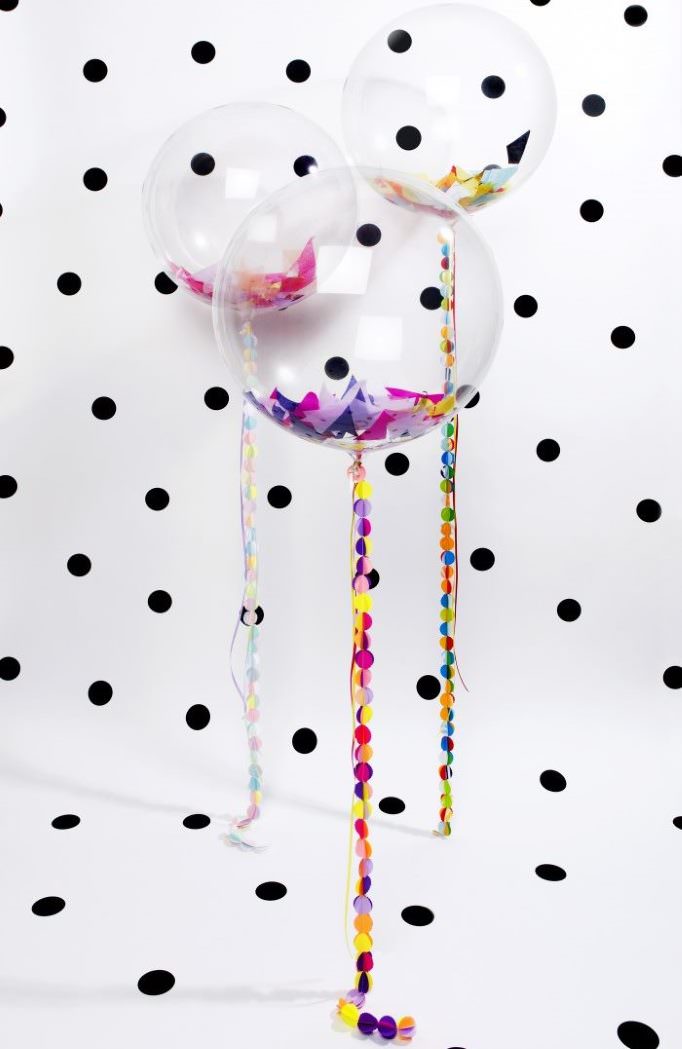 Genomskinliga heliumballonger med konfetti inuti